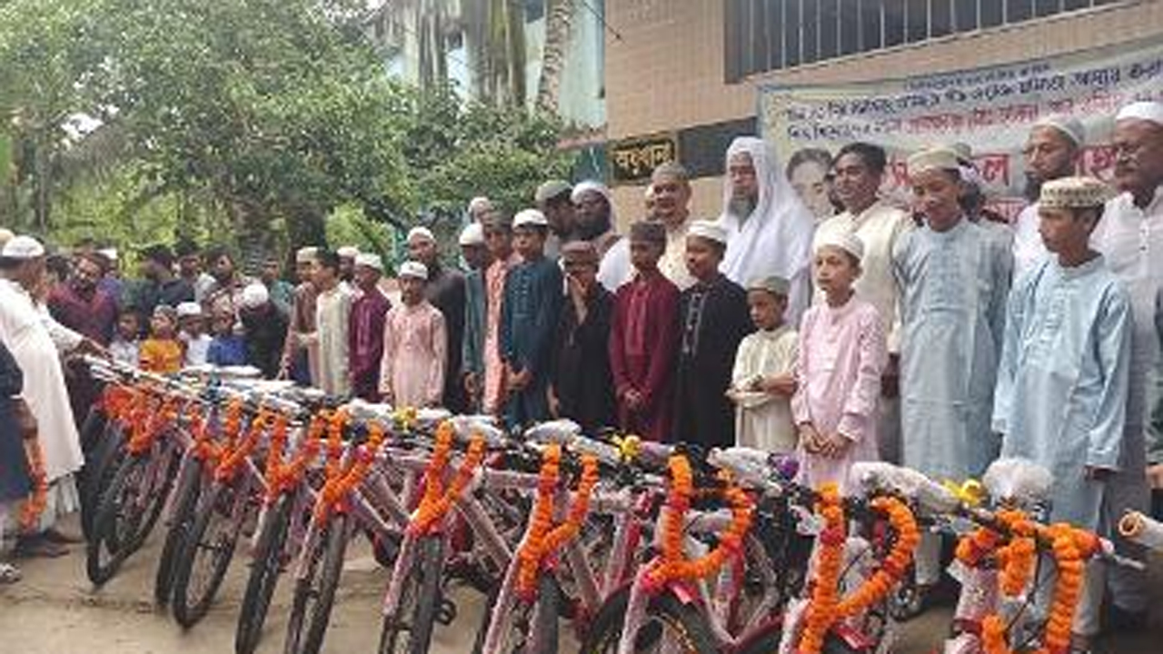 জামাতে নামাজ আদায় করায় বাইসাইকেল উপহার