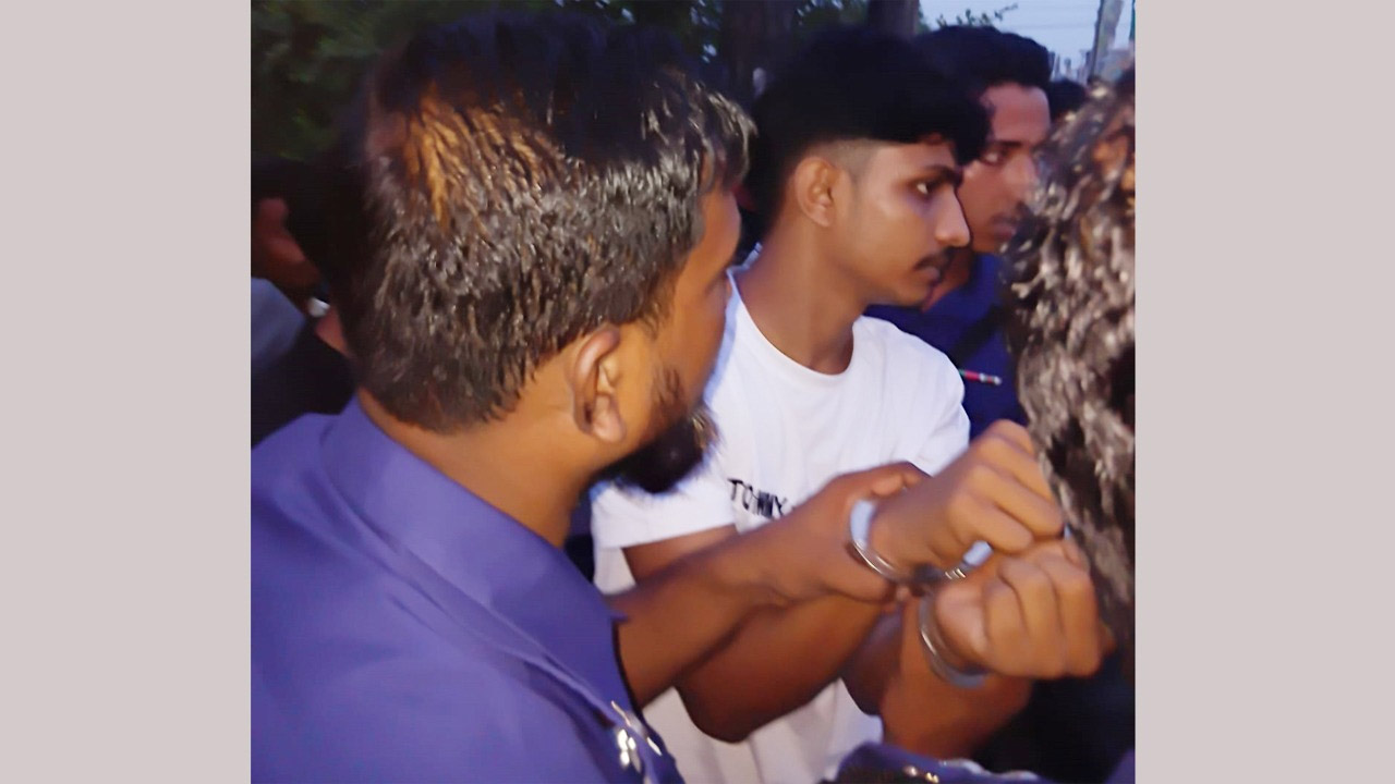 নোয়াখালীতে ৩টি বিদেশী পিস্তলসহ পুলিশের হাতে আটক যুবক মো: রহিম