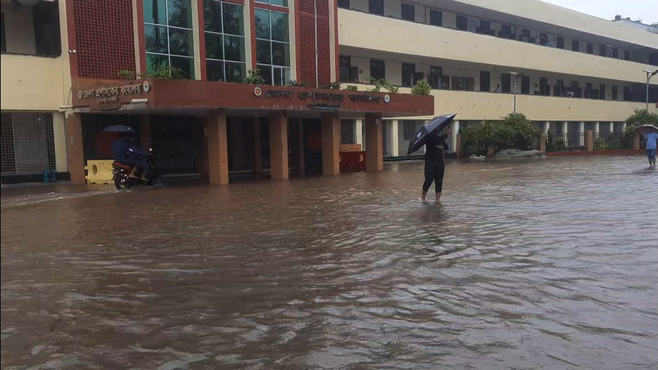 নোয়াখালীতে ভারি বর্ষণে হাজার হাজার মানুষ পানিবন্দী