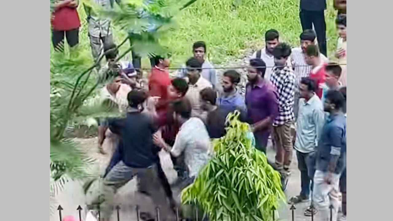 ছাত্রদলের দুই গ্রুপের হাতাহাতি