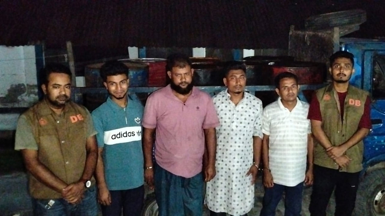 এক হাজার ৪০০ লিটার ডিজেলসহ গ্রেফতার ৪
