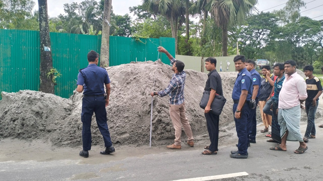 সড়ক দখল করে বালি রাখা
