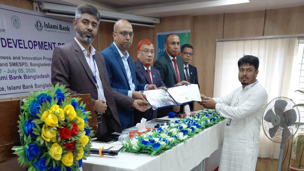 প্রশিক্ষাণার্থীদের সাটিফিকেট প্রদান