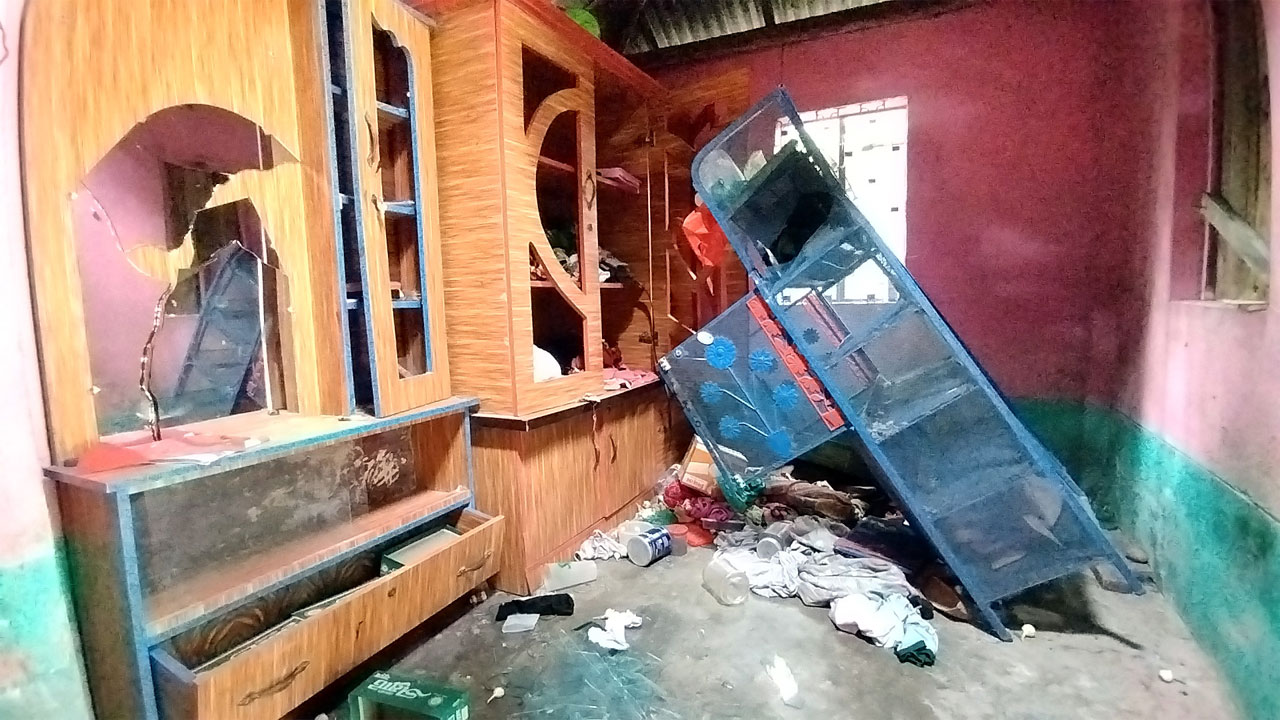 নড়াইলে বিরোধের জেরে বাড়ির আসবাবপত্র ভাঙচুর