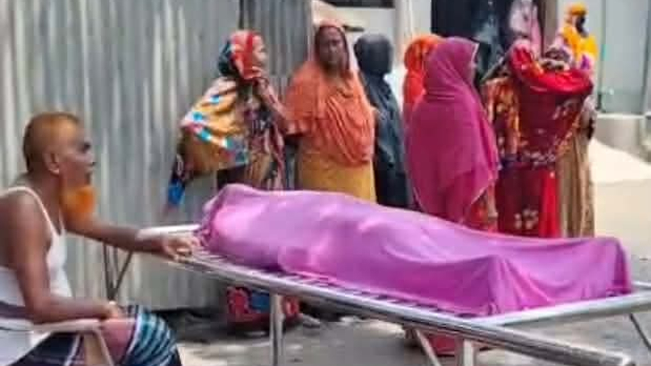ছেলের লাশের সামনে বাবা