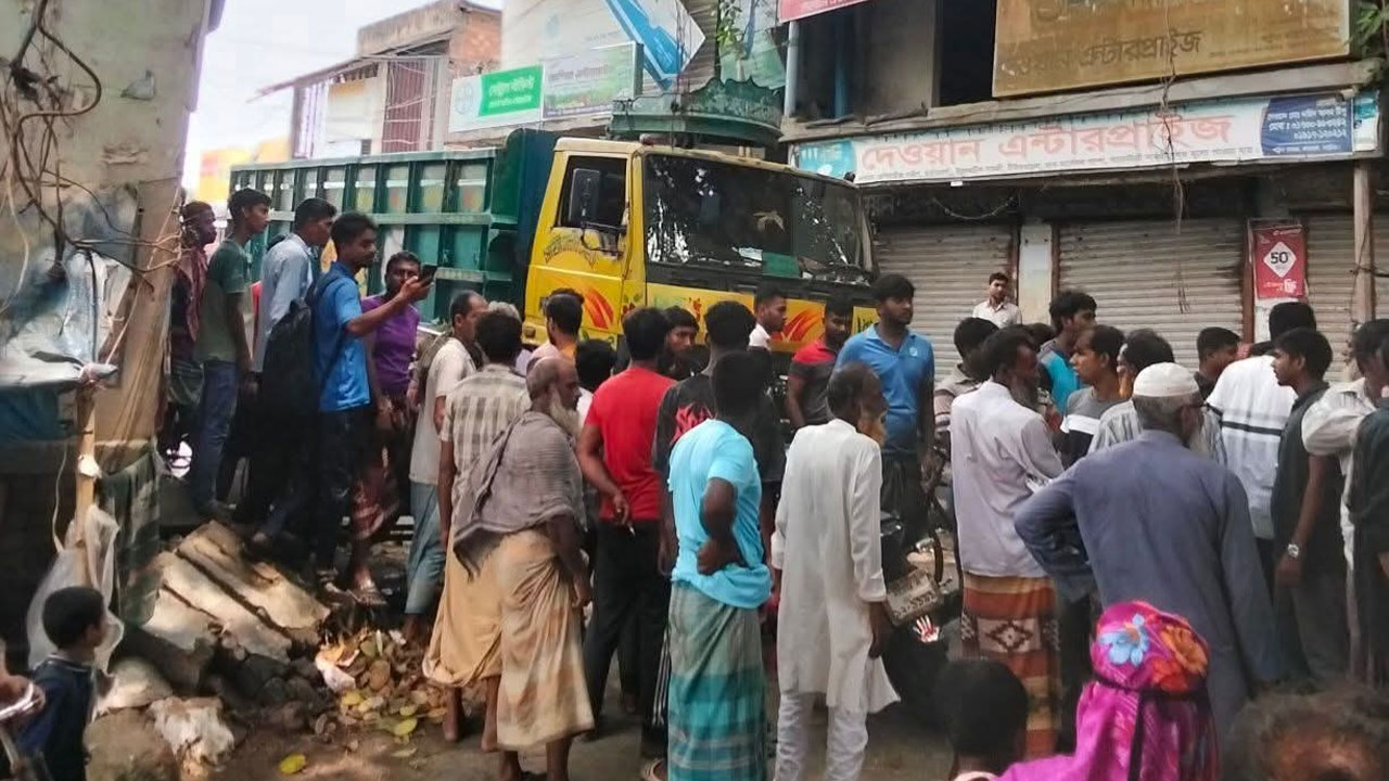 ঘটনাস্থলে জনগণের ভিড়
