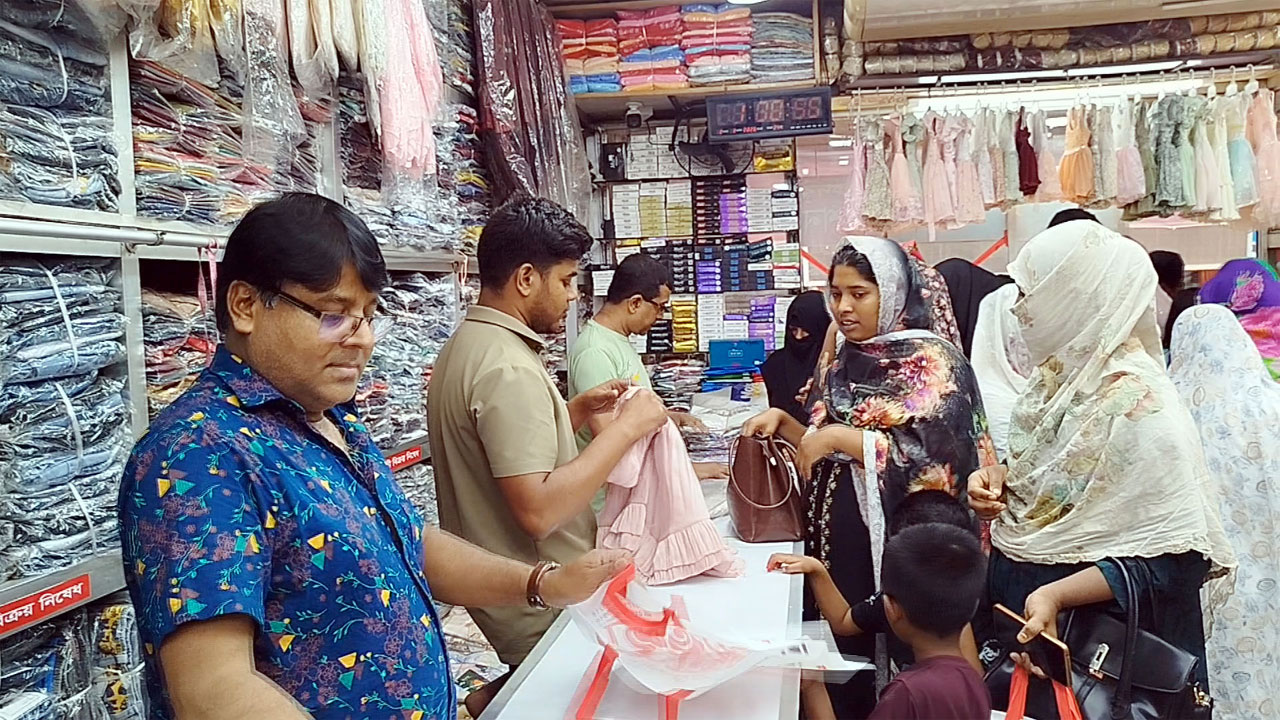 বেচাকেনায় ব্যস্ত ক্রেতা-বিক্রেতারা