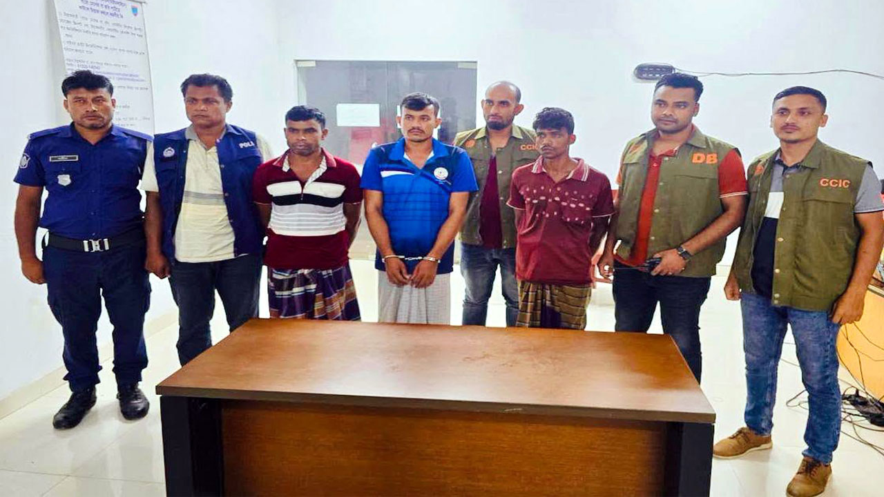 গ্রেফতার হওয়া ডাকাতদলের সদস্যরা