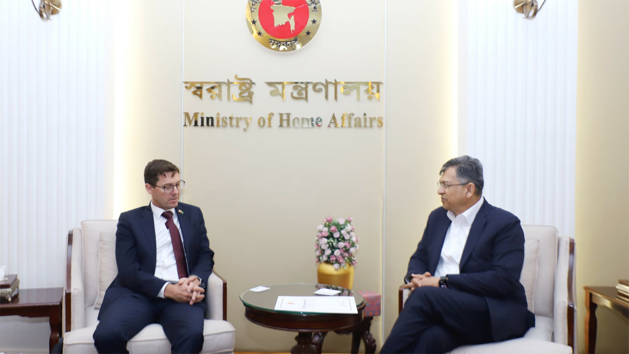 বাংলাদেশে নিযুক্ত নরওয়ের রাষ্ট্রদূত হাকোন আরাল্ড গুলব্র্যান্ডসেন ও স্বরাষ্ট্রমন্ত্রী সালাহউদ্দিন আহমদ