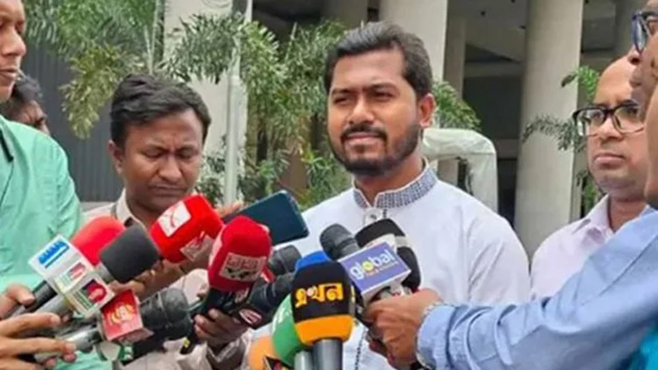 সচিবালয়ে প্রধানমন্ত্রীর সাথে বৈঠক শেষে সাংবাদিকদের সাথে কথা বলেন বৈদেশিক কর্মসংস্থান প্রতিমন্ত্রী মো: নুরুল হক নুর