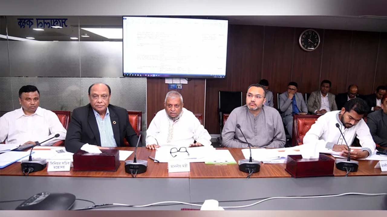 প্রবাসী কল্যাণ মন্ত্রণালয়ের সভাকক্ষে বৈদেশিক কর্মসংস্থান বৃদ্ধি ও প্রবাসী কল্যাণে গঠিত কমিটির প্রথম সভায় কথা বলেন প্রবাসীকল্যাণ ও বৈদেশিক কর্মসংস্থান মন্ত্রী আরিফুল হক চৌধুরী