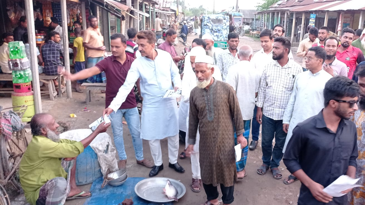 অ্যাডভোকেট নুরুল হকের ৩১ দফার লিফলেট বিতরণ