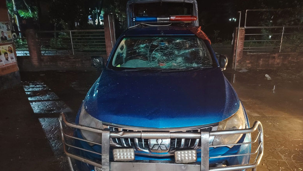 আড়াইহাজারে ২ পক্ষের সংঘর্ষ, ওসির গাড়ি ভাংচুর