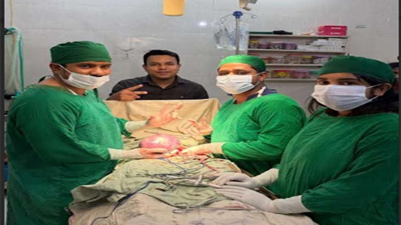 অস্ত্রোপচারের মাধ্যমে প্রায় ৩ কেজি ওজনের একটি টিউমার অপসারণ করা হয়
