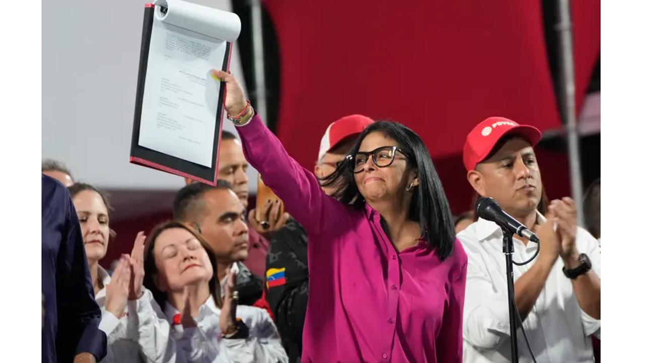 রাজধানী কারাকাসে নতুন জ্বালানি তেল আইনের কপি তুলে ধরছেন ভেনিজুয়েলার ভারপ্রাপ্ত প্রেসিডেন্ট ডেলসি রদ্রিগেজ