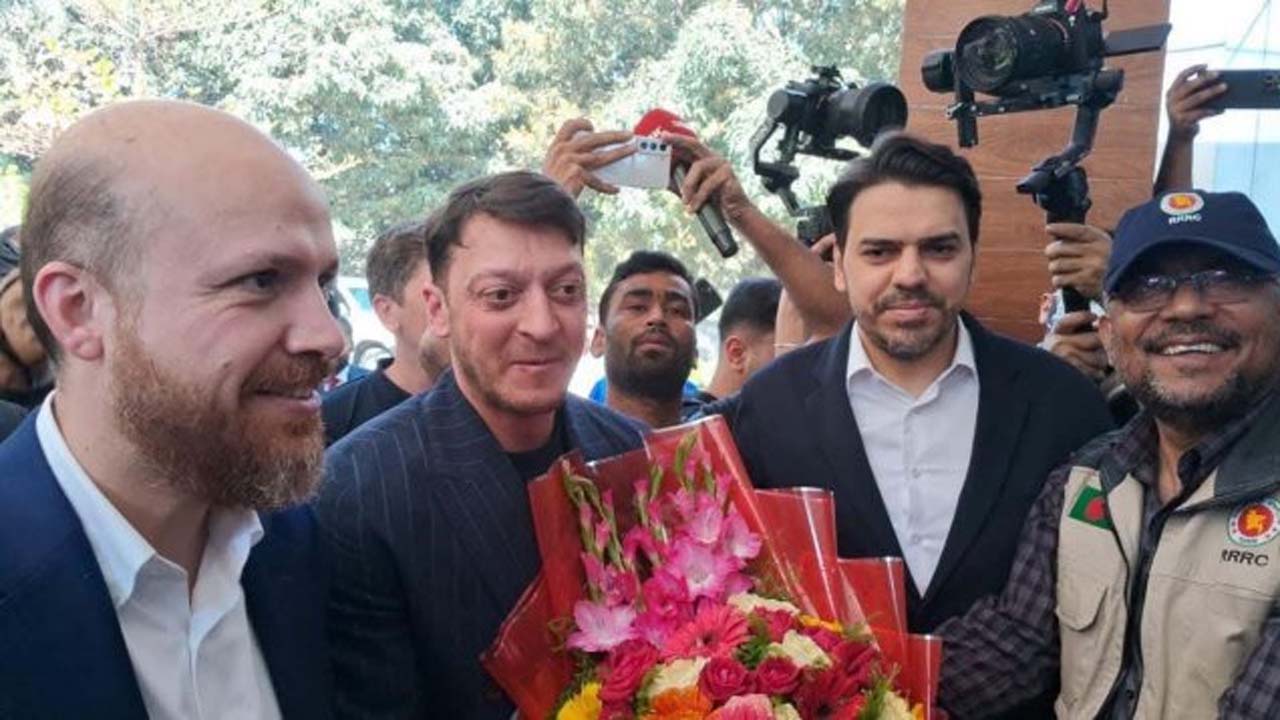 রোহিঙ্গাদের সাথে ফুটবল খেললেন ওজিল