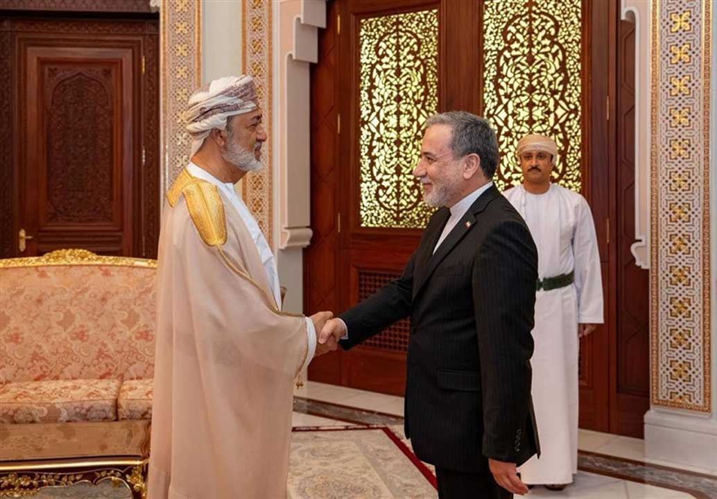রাজধানী মাসকটে ওমানের সুলতান হিশাম বিন তারিক আল সাঈদের সাথে ইরানের পররাষ্ট্রমন্ত্রী আব্বাস আরাগচি হরমুজ সঙ্কটসহ মধ্যপ্রাচ্য ইস্যুতে বৈঠক করেন