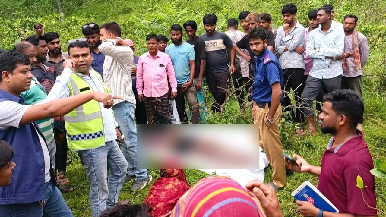 বিদ্যুৎস্পৃষ্ট ব্যক্তির লাশ উদ্ধার করছে পুলিশ