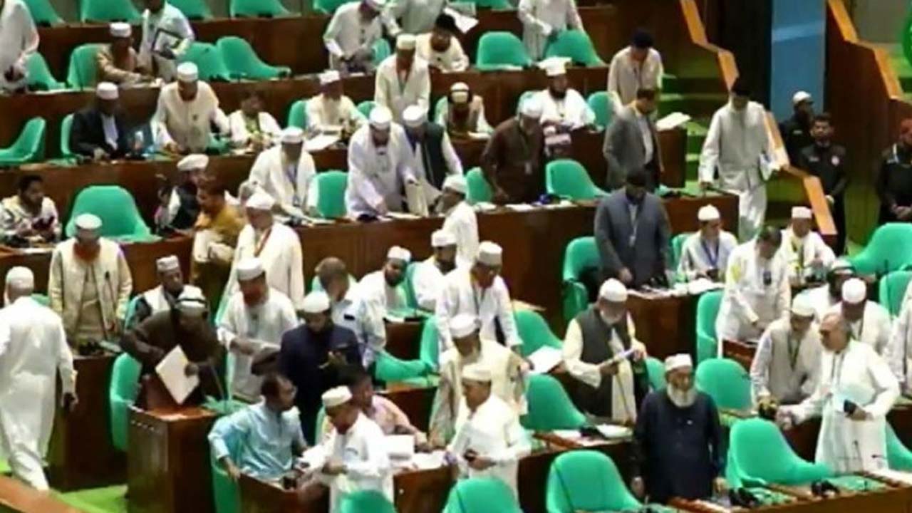 রাষ্ট্রপতির ভাষণের প্রতিবাদে প্রথম দফা ওয়াকআউট করেছিলেন বিরোধীদলীয় সংসদ সদস্যরা