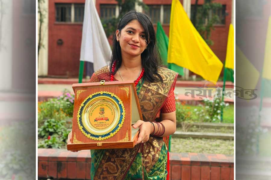 পুরস্কার হাতে অর্ণিতা মহাজন