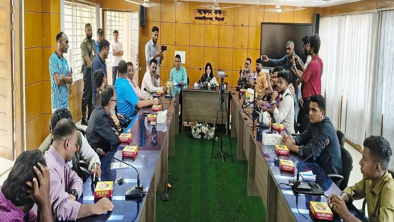 অফিস চলাকালীন ইউএনও’র সংবাদ সম্মেলন, সেবাগ্রহীতাদের দুর্ভোগ
