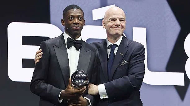 পুরস্কার হাতে উসমান দেম্বেলে