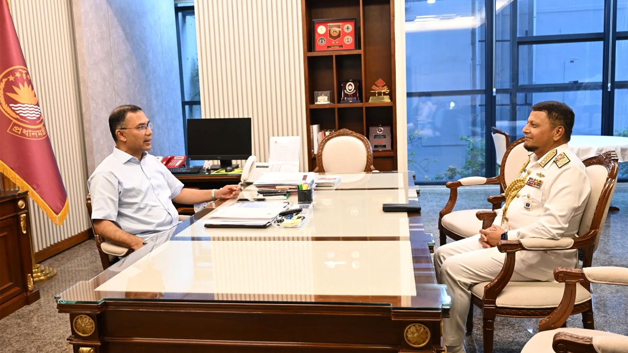 প্রধানমন্ত্রী তারেক রহমানের সাথে আজ সচিবালয়ে তার কার্যালয়ে বিদায়ী নৌবাহিনী প্রধান অ্যাডমিরাল এম নাজমুল হাসান সাক্ষাৎ করেন