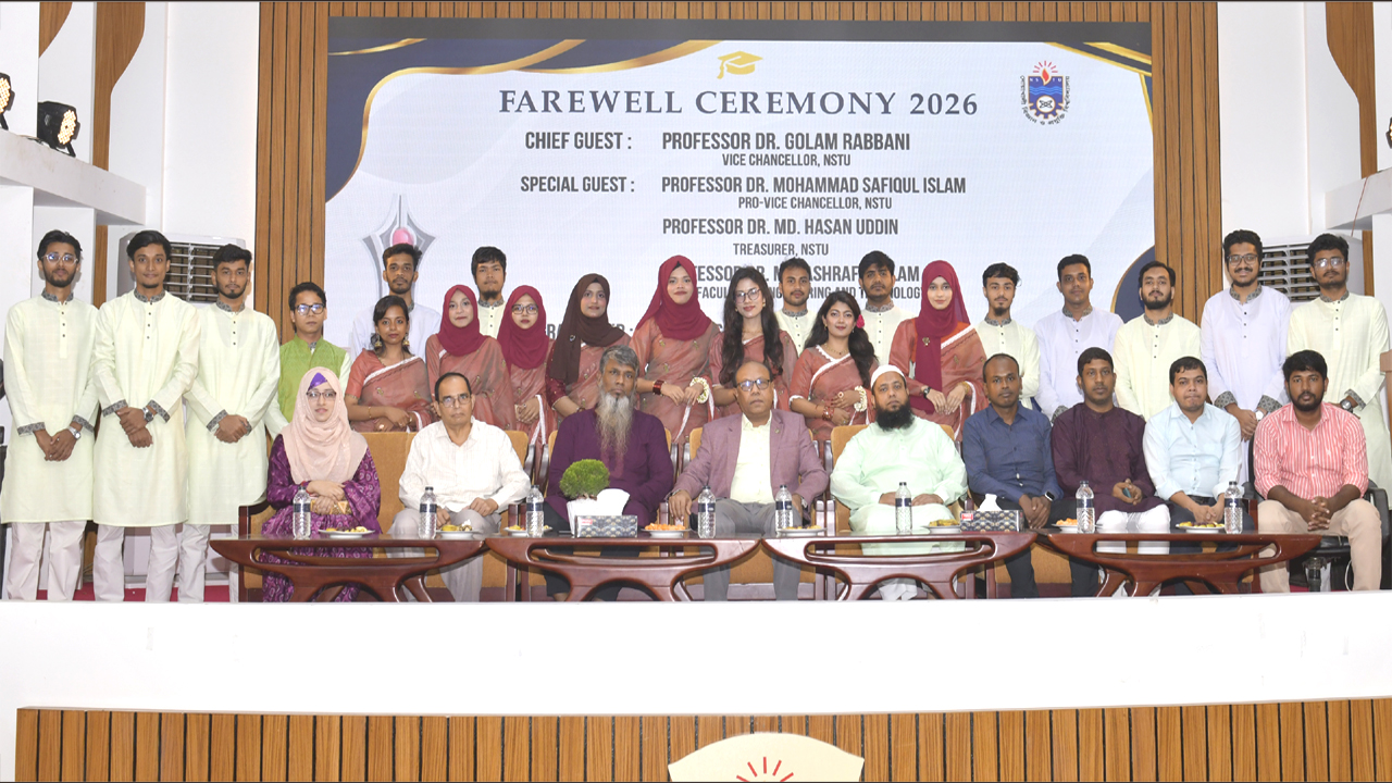 সংবর্ধনা অনুষ্ঠানে অতিথিদের সাথে বিদায়ি শিক্ষার্থীগণ