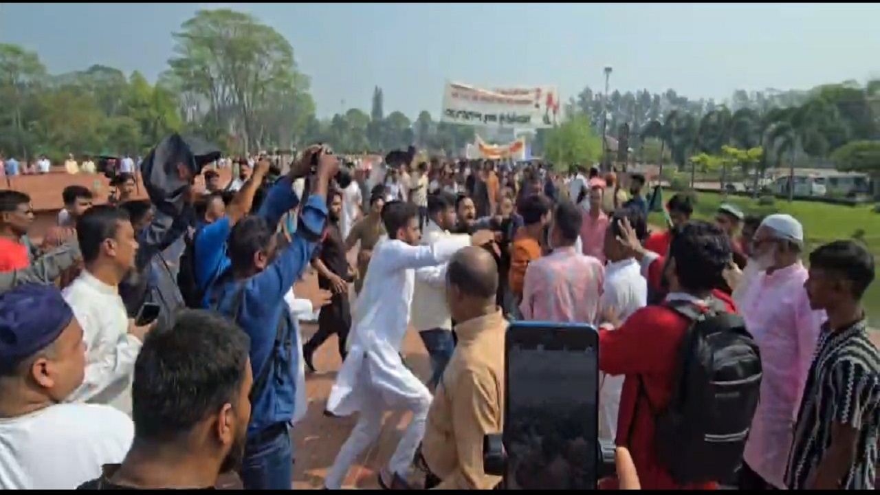জাতীয় স্মৃতিসৌধে শ্রদ্ধা জানাতে এসে দুই পক্ষের মারামারি