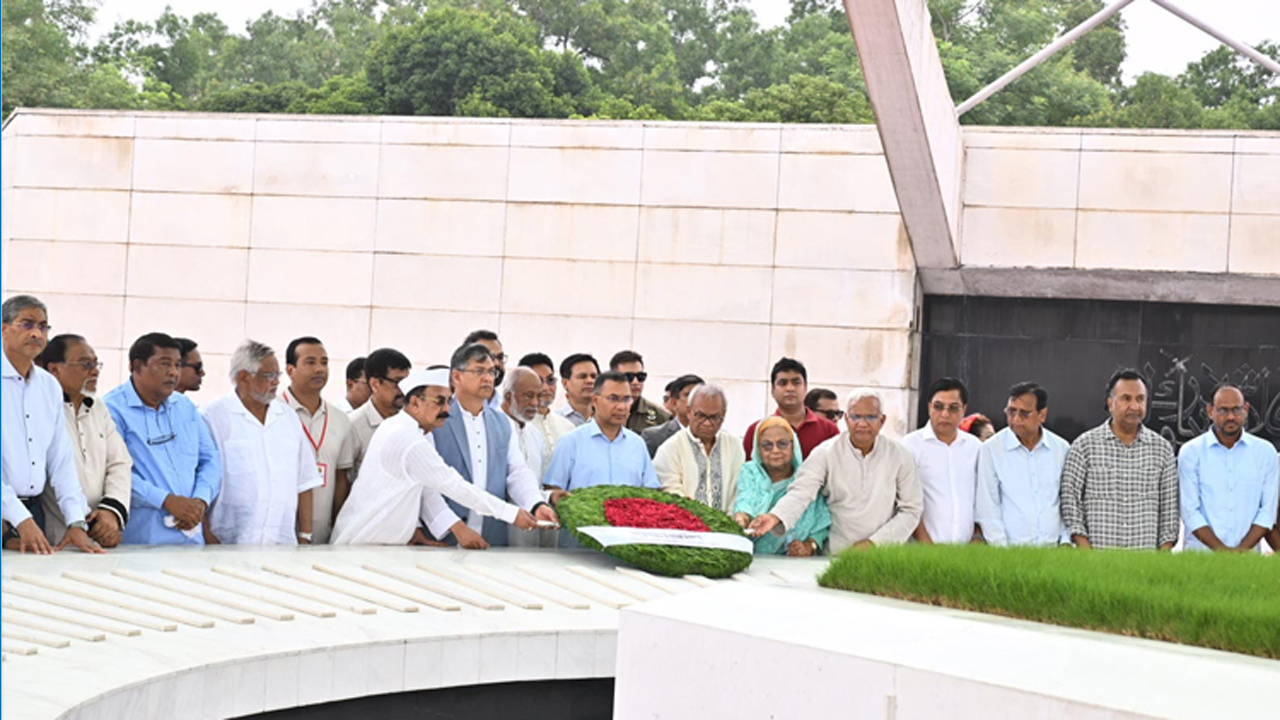 শহীদ প্রেসিডেন্ট জিয়াউর রহমান ও বেগম খালেদা জিয়ার কবরে শ্রদ্ধা নিবেদন করছেন প্রধানমন্ত্রী তারেক রহমান