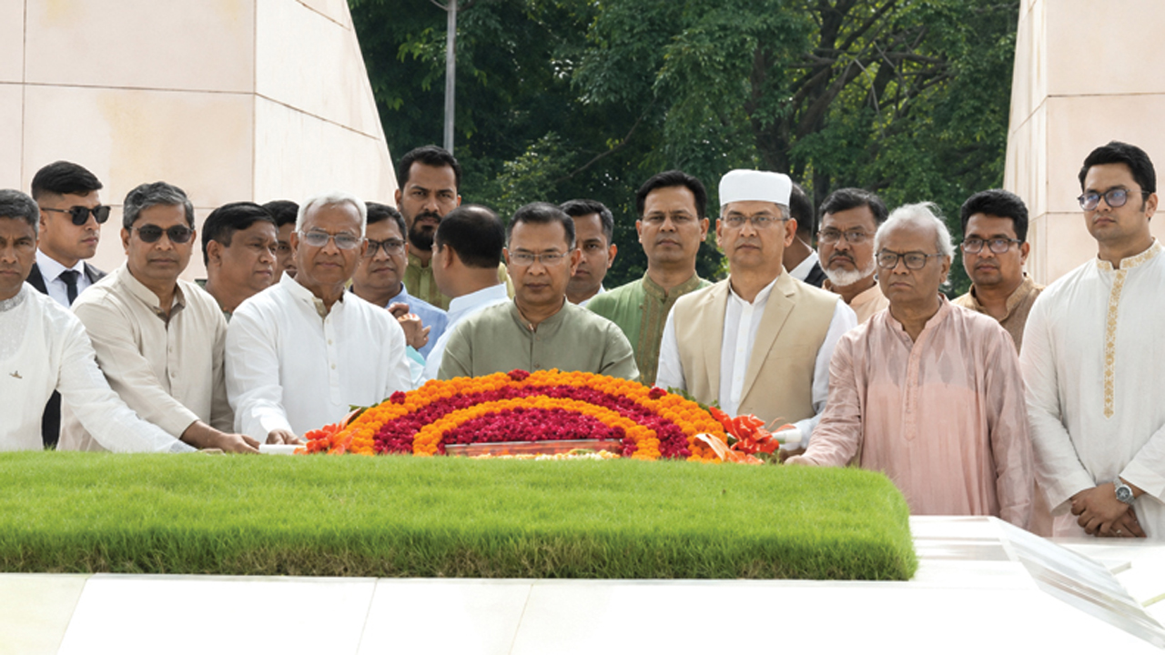 ঈদের নামাজ শেষে রাজধানীর জিয়া উদ্যানে বাবা-মায়ের কবর জিয়ারত করেন প্রধানমন্ত্রী তারেক রহমান