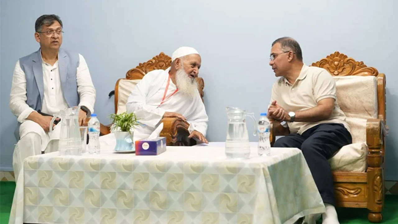 হেফাজতে ইসলামের আমির আল্লামা শাহ মুহিব্বুল্লাহ বাবুনগরীর সাথে সাক্ষাৎ করেছেন প্রধানমন্ত্রী তারেক রহমান