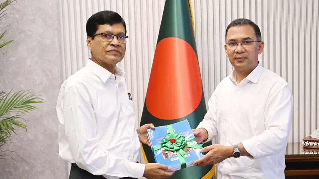 প্রধানমন্ত্রী তারেক রহমানের কাছে অডিট রিপোর্ট পেশ করেন মহাহিসাব-নিরীক্ষক ও নিয়ন্ত্রক মো: নূরুল ইসলাম