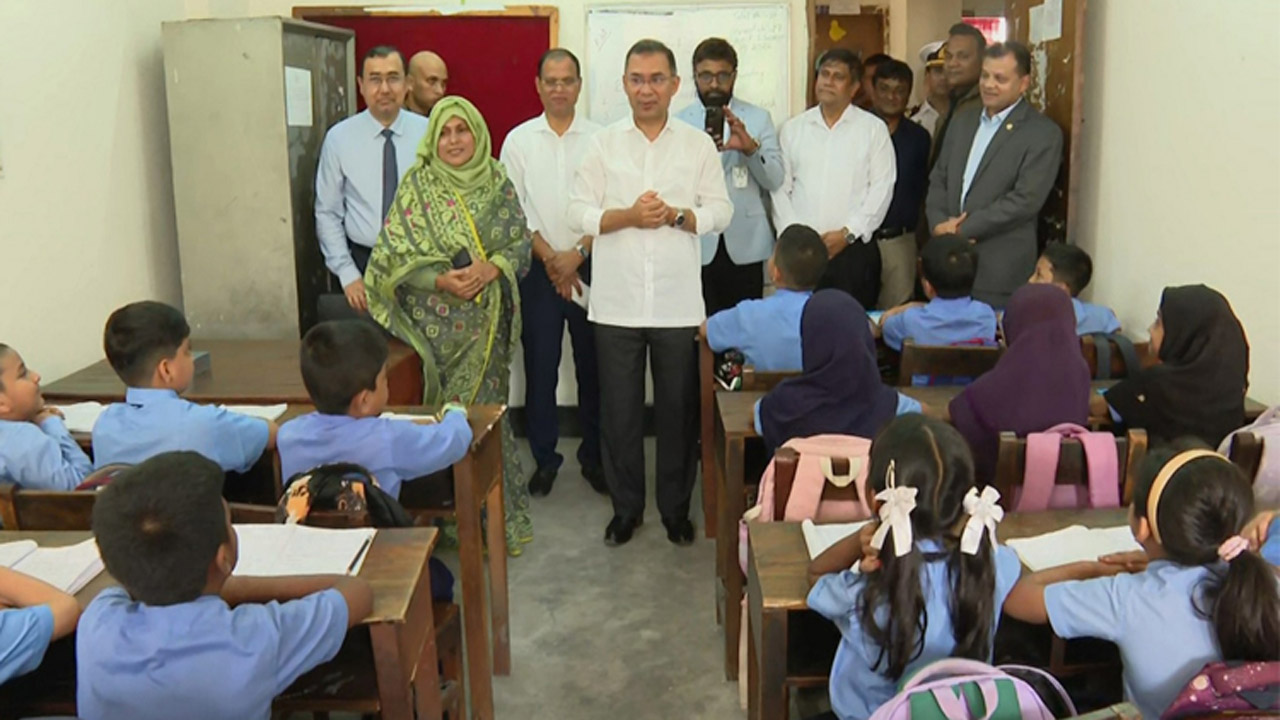 প্রধানমন্ত্রী তারেক রহমান হঠাৎ করেই স্কুলটি পরিদর্শন করেন। এ সময় তিনি শিশু-শিক্ষার্থীদের সাথে প্রাণবন্ত সময় কাটান।