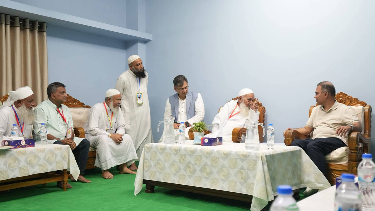 হেফাজতে ইসলাম বাংলাদেশ’র আমির আল্লামা শাহ মুহিবুল্লাহ বাবুনগরীর সাথে সৌজন্য সাক্ষাৎ ও মতবিনিময় করেন প্রধানমন্ত্রী তারেক রহমান