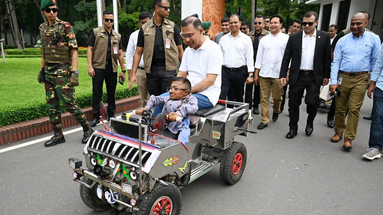 বিশেষ চাহিদাসম্পন্ন তরুণের বানানো ‘স্মার্ট কারে’ চড়লেন প্রধানমন্ত্রী