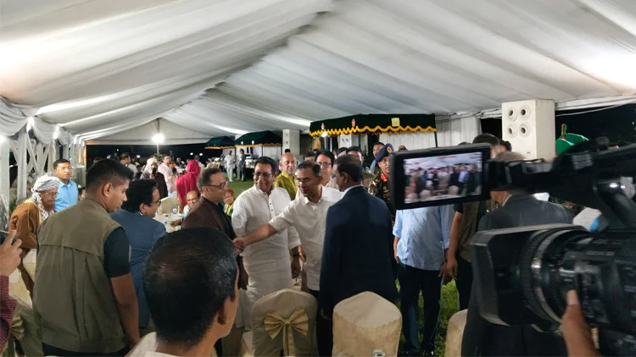 যুগপৎ আন্দোলনে শরিক নেতাদের সঙ্গে রাষ্ট্রীয় অতিথি ভবনে শুভেচ্ছা বিনিময় করেন প্রধানমন্ত্রী তারেক রহমান