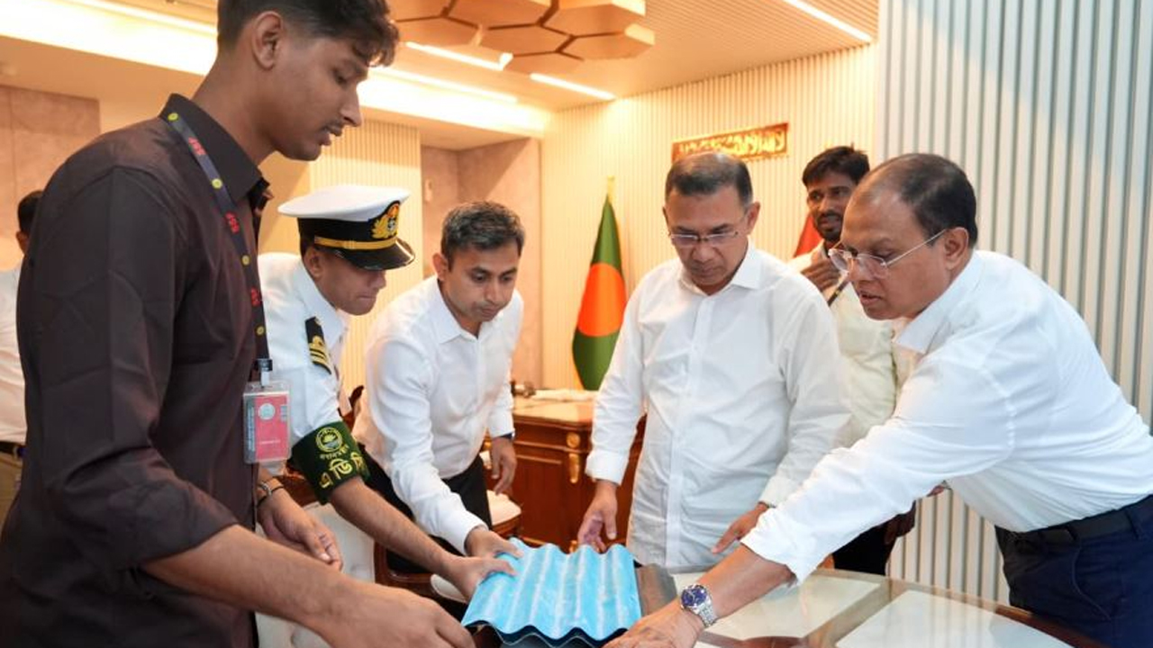 প্রধানমন্ত্রী তারেক রহমান তরুণ উদ্ভাবক সাজ্জাদুল ইসলামের উদ্ভাবিত পণ্য দেখছেন