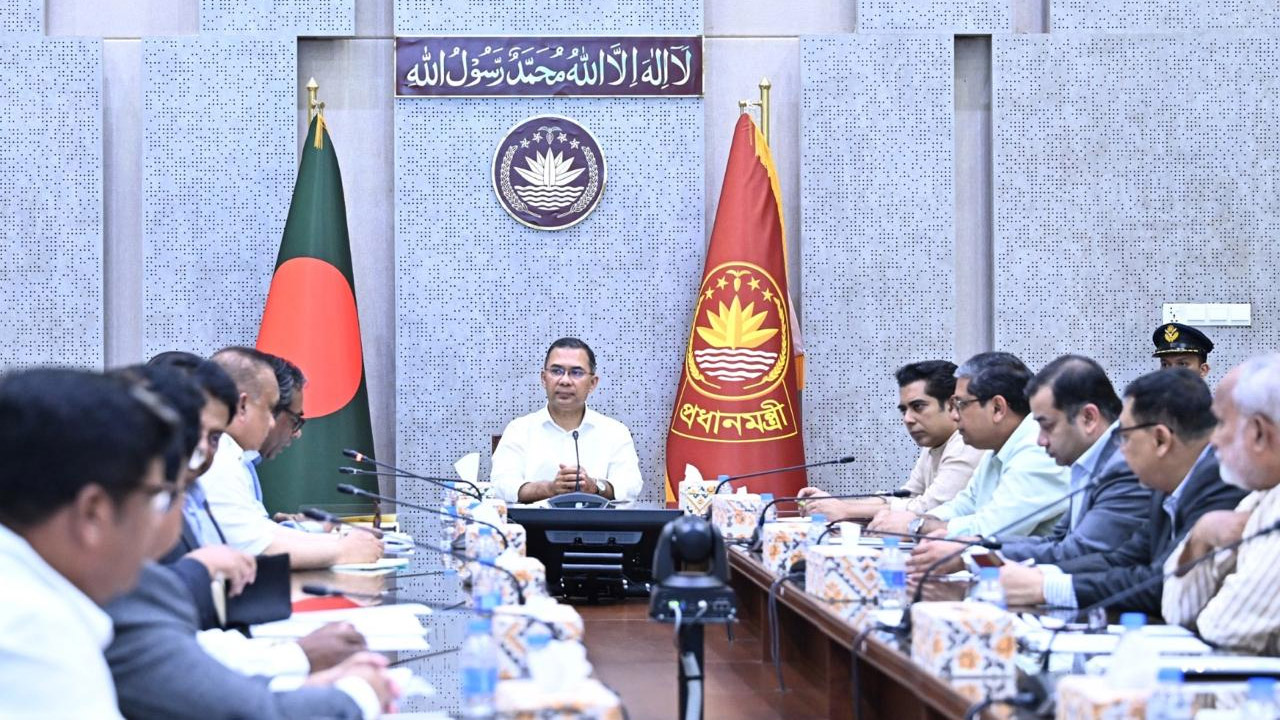 সচিবালয়ে ডেঙ্গু প্রতিরোধে করণীয় নিয়ে আয়োজিত এক সভায় প্রধানমন্ত্রীসহ অন্যরা