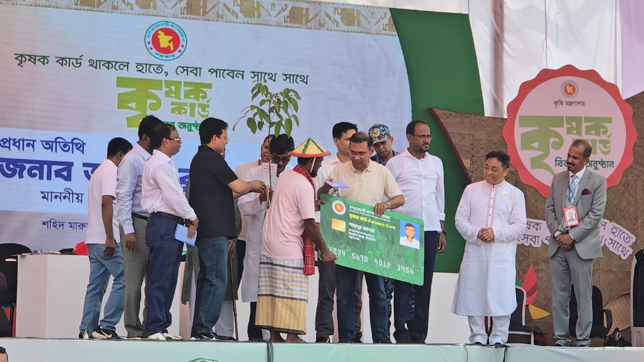 একজন কৃষকের হাতে ‘কৃষক কার্ড’ তুলে দিচ্ছেন প্রধানমন্ত্রী তারেক রহমান