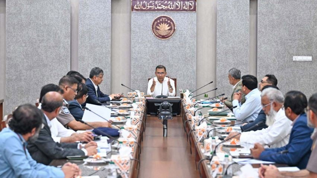 মঙ্গলবার সচিবালয়ে প্রধানমন্ত্রীর দফতরে বিশেষ সভায় সভাপতিত্ব করেন প্রধানমন্ত্রী তারেক রহমান