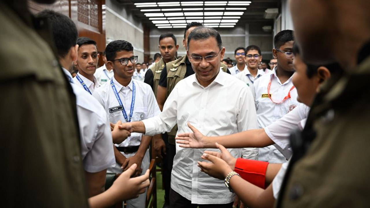 প্রধানমন্ত্রী তারেক রহমান জাতীয় সংসদ ভবন পরিদর্শনে আসা নিজের সাবেক কলেজের শিক্ষার্থীদের সাথে শুভেচ্ছা বিনিময় করছেন