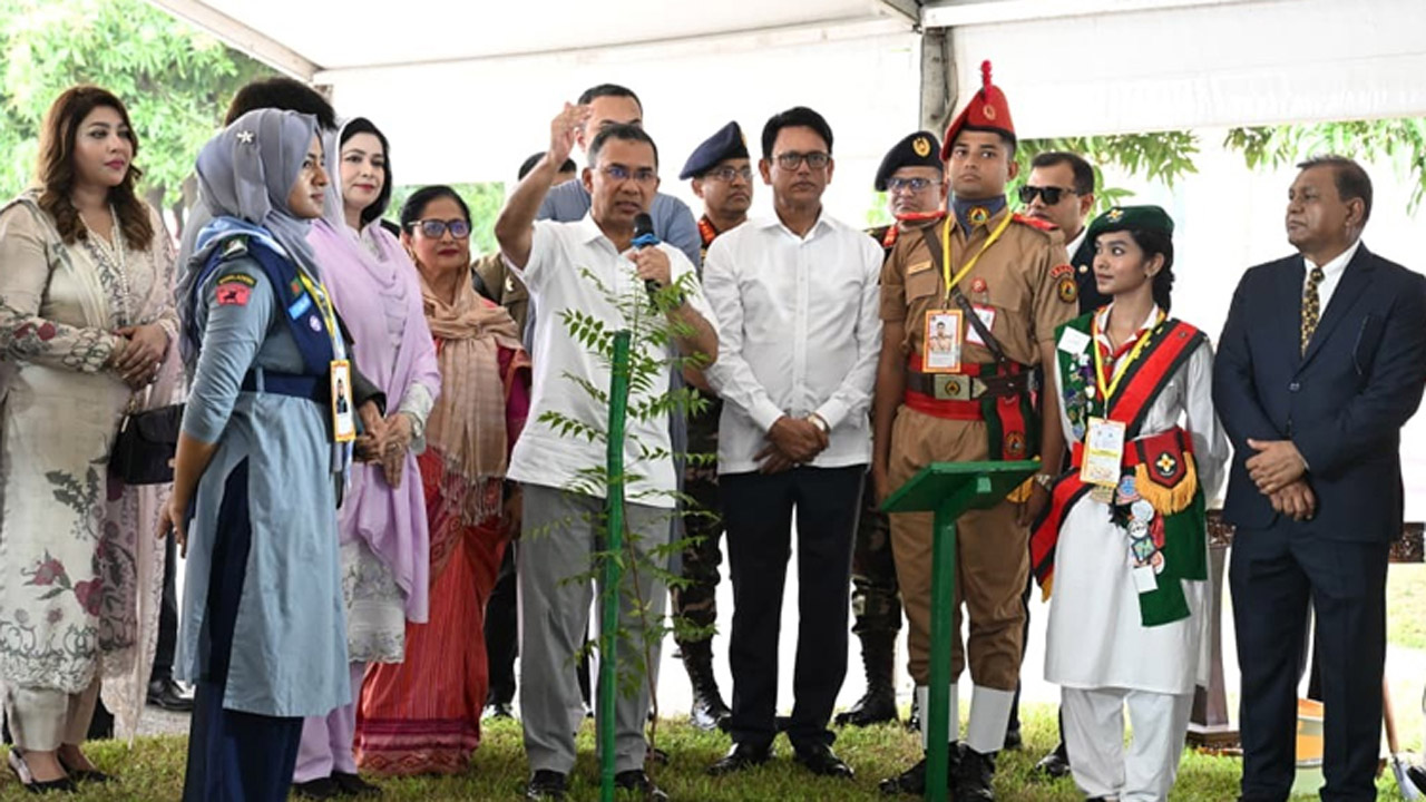 প্রধানমন্ত্রী তারেক রহমান সোমবার বাংলাদেশ-চীন মৈত্রী আন্তর্জাতিক সম্মেলন কেন্দ্রে বৃক্ষরোপণ কর্মসূচির উদ্বোধন করেন