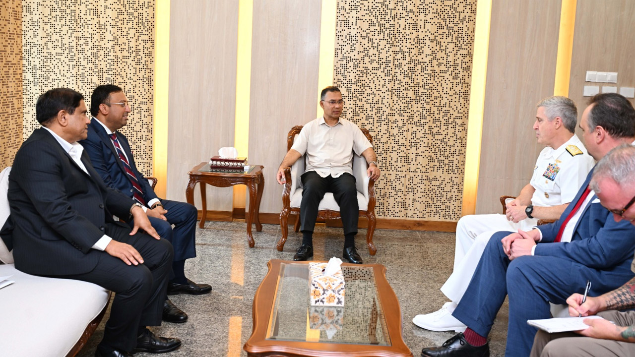 মার্কিন প্রশান্ত মহাসাগরীয় নৌবহরের বর্তমান কমান্ডার অ্যাডমিরাল স্টিফেন টি. কোহলার বাংলাদেশের প্রধানমন্ত্রী তারেক রহমানের সাথে সাক্ষাৎ করেছেন