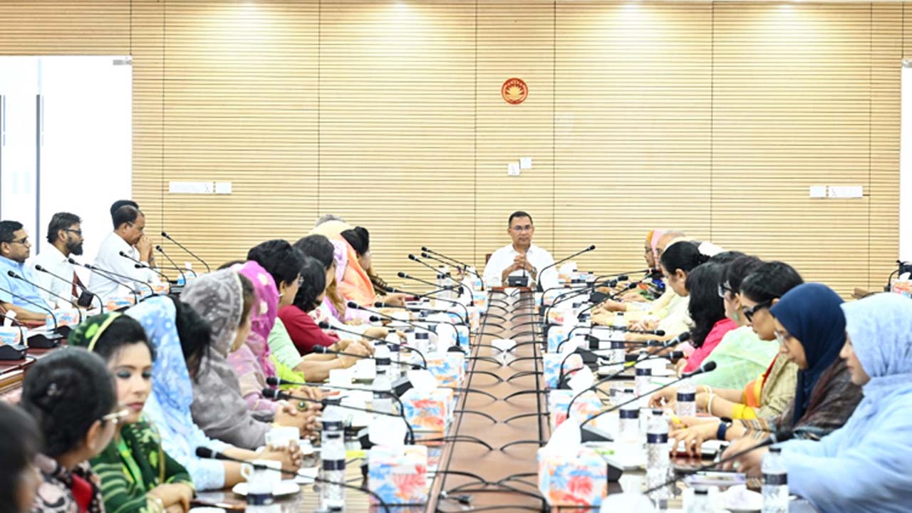 জনপ্রশাসন মন্ত্রণালয়ের সভাকক্ষে দলের নবনির্বাচিত নারী সংসদ সদস্যদের সাথে এক সভায় প্রধানমন্ত্রী