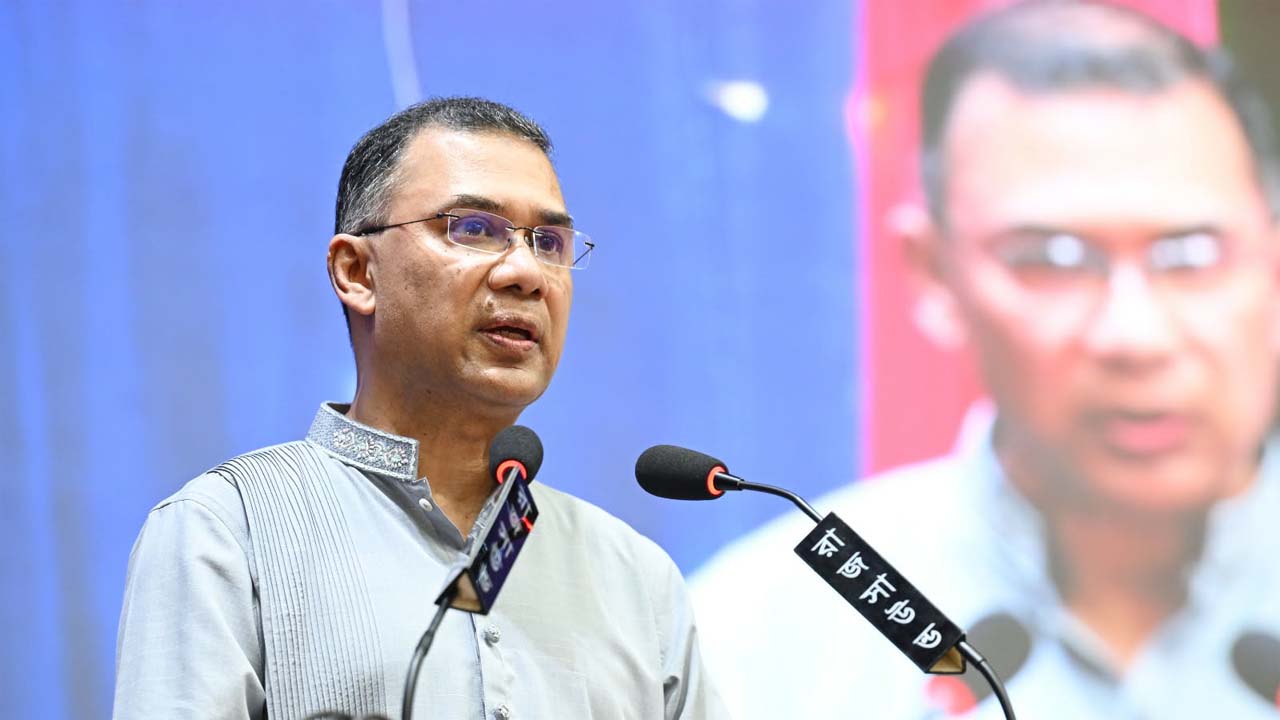 আলোচনা সভার মঞ্চে প্রধানমন্ত্রী তারেক রহমান