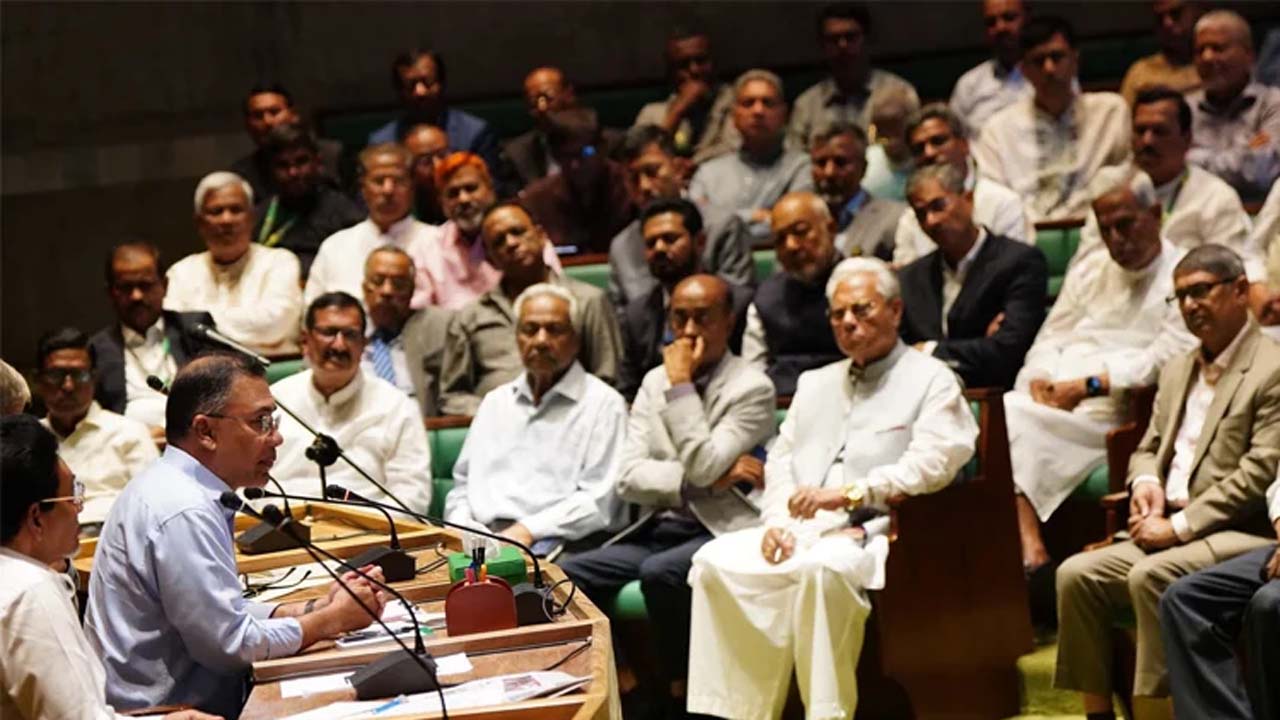 সচিবালয়ের সরকার দলীয় সভাকক্ষে দলীয় সংসদ সদস্যদের অংশগ্রহণে বৈঠক