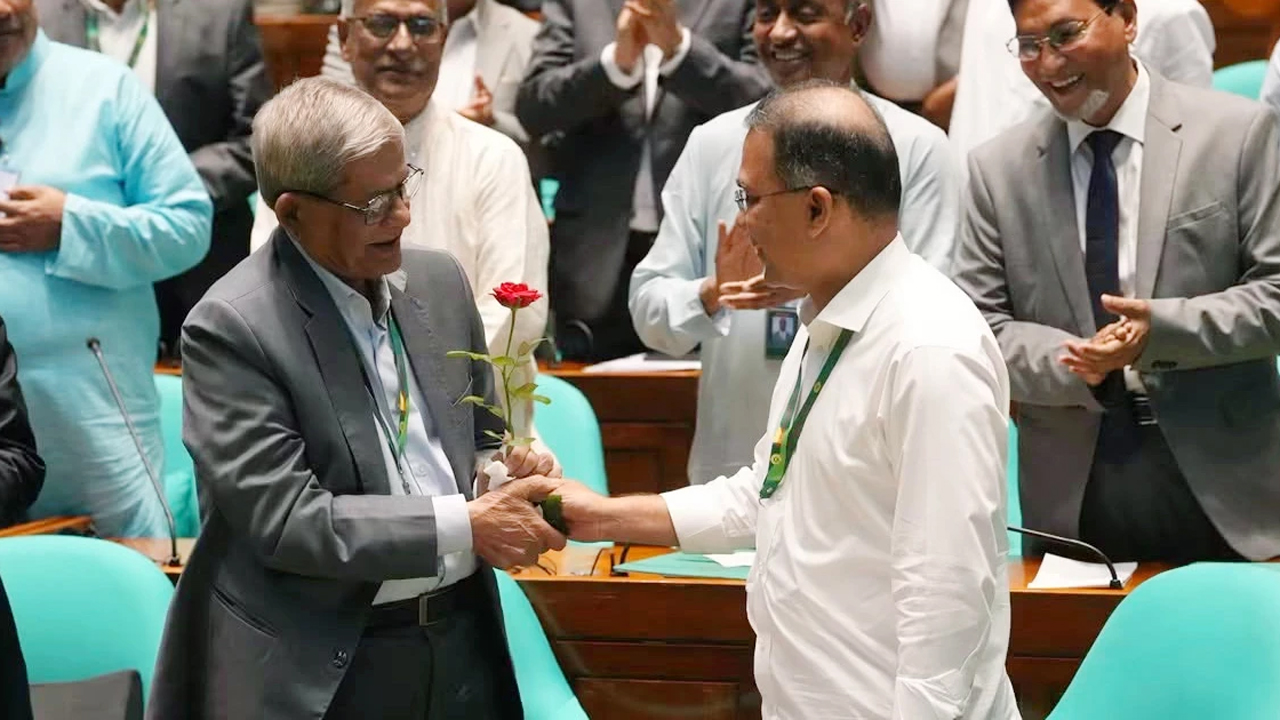 নবনির্বাচিত রাষ্ট্রপতি মির্জা ফখরুল ইসলাম আলমগীরকে ফুলেল শুভেচ্ছা জানান প্রধানমন্ত্রী তারেক রহমান