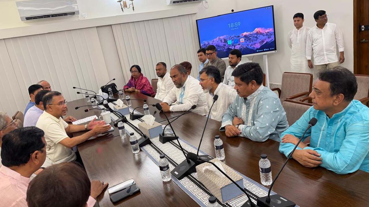 দেশের সব সিটি করপোরেশনের প্রশাসক-মেয়রদের কাছে ঈদ বোনাসের চেক হস্তান্তর করেন প্রধানমন্ত্রী তারেক রহমান