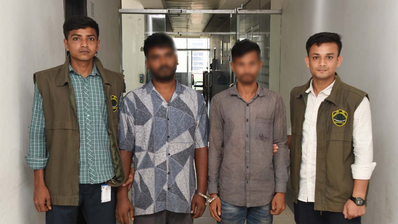গ্রেফতার হওয়া রঞ্জন চন্দ্র ও রেজাকুল ইসলাম